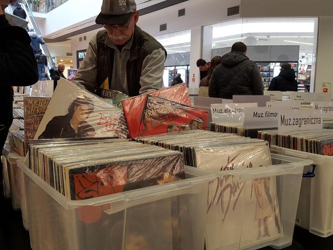 Muzyka łączy pokolenia. Tysiące kompaktów, winyli i kaset na giełdzie w Lesznie