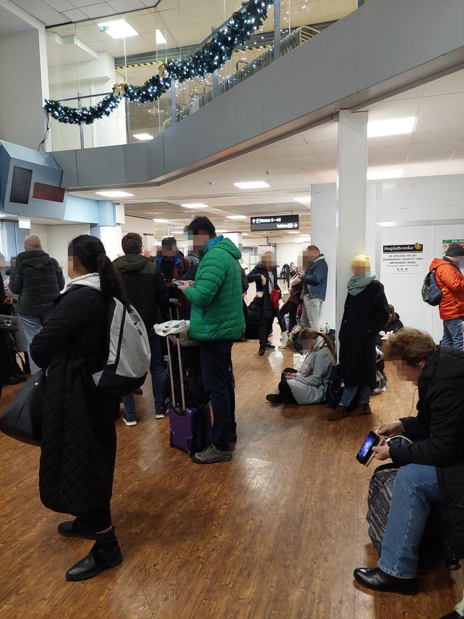 Polacy porzuceni na lotnisku w Londynie. Nie mają co jeść, chorym brakuje leków. "Wizzair oddelegował do kontaktu sprzątaczkę"
