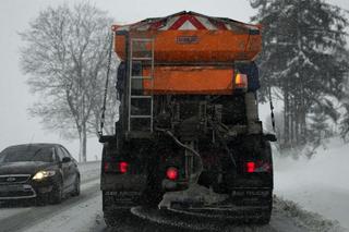 Uwaga na padający śnieg i śliskie drogi! W wielu miejscach sytuacja jest trudna