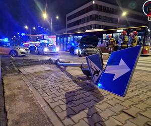 Nocna demolka przy placu Szembeka. Audi skosiło barierki i sygnalizator