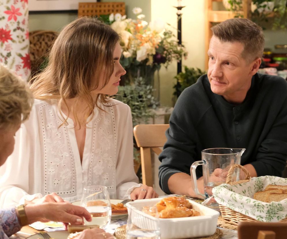 M jak miłość, odcinek 1881: Mostowiakowie wybudują France i Pawłowi dom?! Po wypadku otrzymają prezent od rodziny