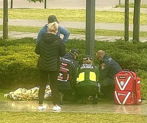 Wilanów. Kobieta upadła przed urzędem, dostała silnych drgawek. Strażnicy ruszyli na ratunek