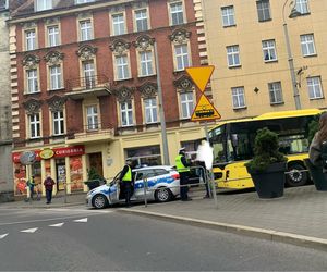 Groźna kolizja w Katowicach. Autobus zderzył się z tramwajem. Ruch tramwajowy został wstrzymany