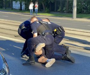 Policjantka spryskała policjanta gazem pieprzowym. Nieudolna interwencja w Śródmieściu