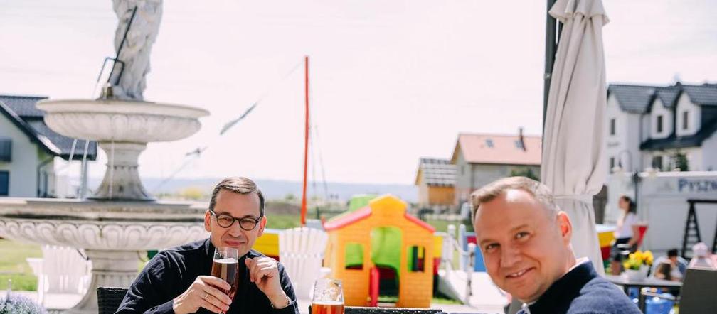 Premier Mateusz Morawiecki i Prezydent Andrzej Duda na piwie, na Mierzei Wiślanej   