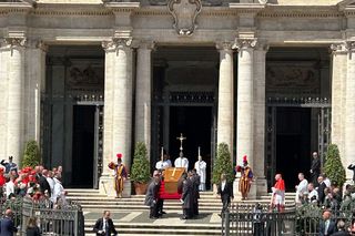 Kondukt żałobny przejechał przez Rzym. Ostatnia droga papieża Franciszka