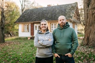 Popadająca w ruinę leśna chata. Dominika i Szymon zobaczyli w niej potencjał i stworzyli wehikuł czasu na Lubelszczyźnie