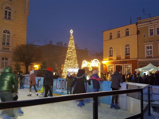 Tłumy na otwarciu lodowiska we Wschowie