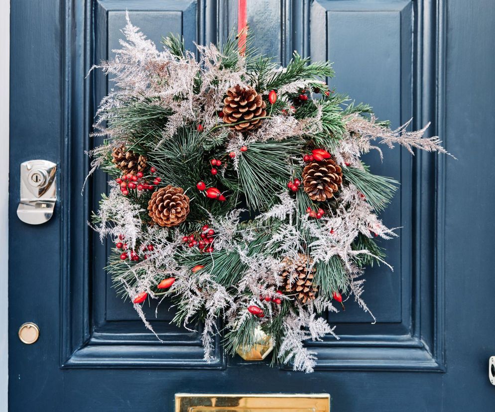 Jak zrobić wianek świąteczny na drzwi? Takie są modne w 2025