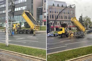 Co wymyślił kierowca wywrotki?! Ogromny mandat za pobojowisko na środku ulicy [WIDEO, ZDJĘCIA]