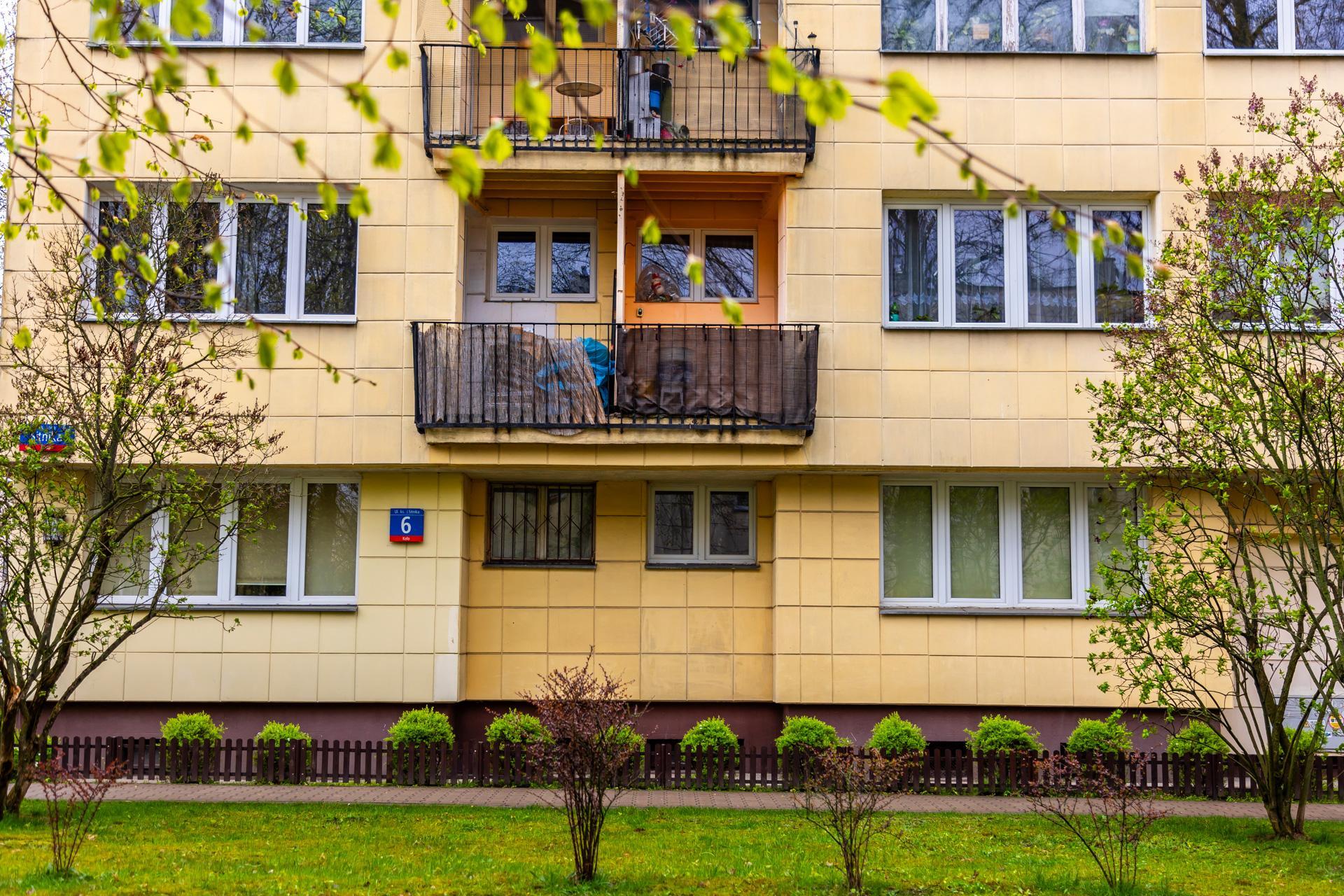 Osiedle WSM Koło II w Warszawie - zdjęcia. Pablo Picasso na ścianie i klatki schodowe typu ser