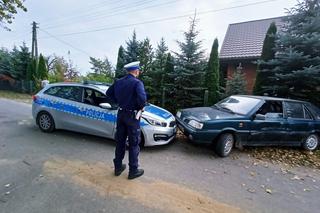 Pijany kierowca poloneza potrącił policjanta, a potem DWA razy zderzył się z radiowozem