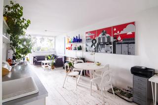 Mieszkanie w bloku. Biała podłoga z desek