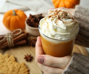 Jak zrobić kawę Pumpkin Spice Latte? Znam domowy sposób. Ten przepis sprawi, że poczujesz się, jak w kawiarni