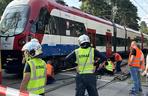 Autobus miejski zderzył się z pociągiem WKD. Ranni pasażerowie przewiezieni do szpitala