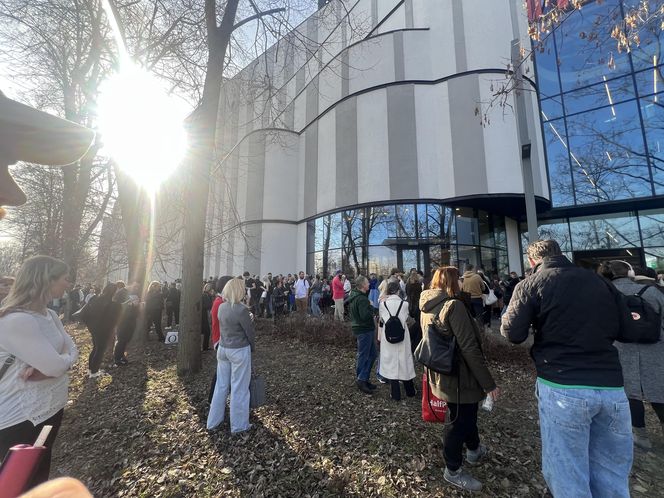 Ewakuacja w Centrum Handlowym Młociny. Na miejscu pracują służby