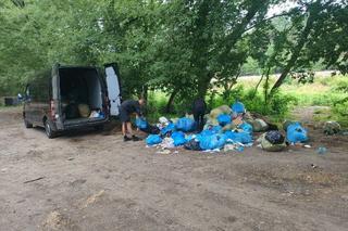 Podrzucili śmieci w krzaki. Spotkała ich najgorsza kara. Mandat to przy tym pikuś