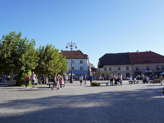 tłumy spokojnie spacerujących spacerowiczów w Pszczynie ZDJĘCIA