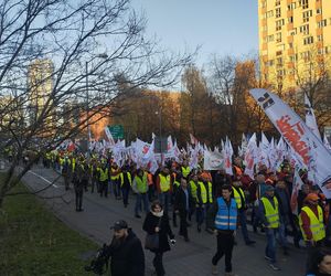 Protest w Katowicach. Tysiące związkowców na ulicach. Padły mocne słowa o „zbrodniczej ideologii”