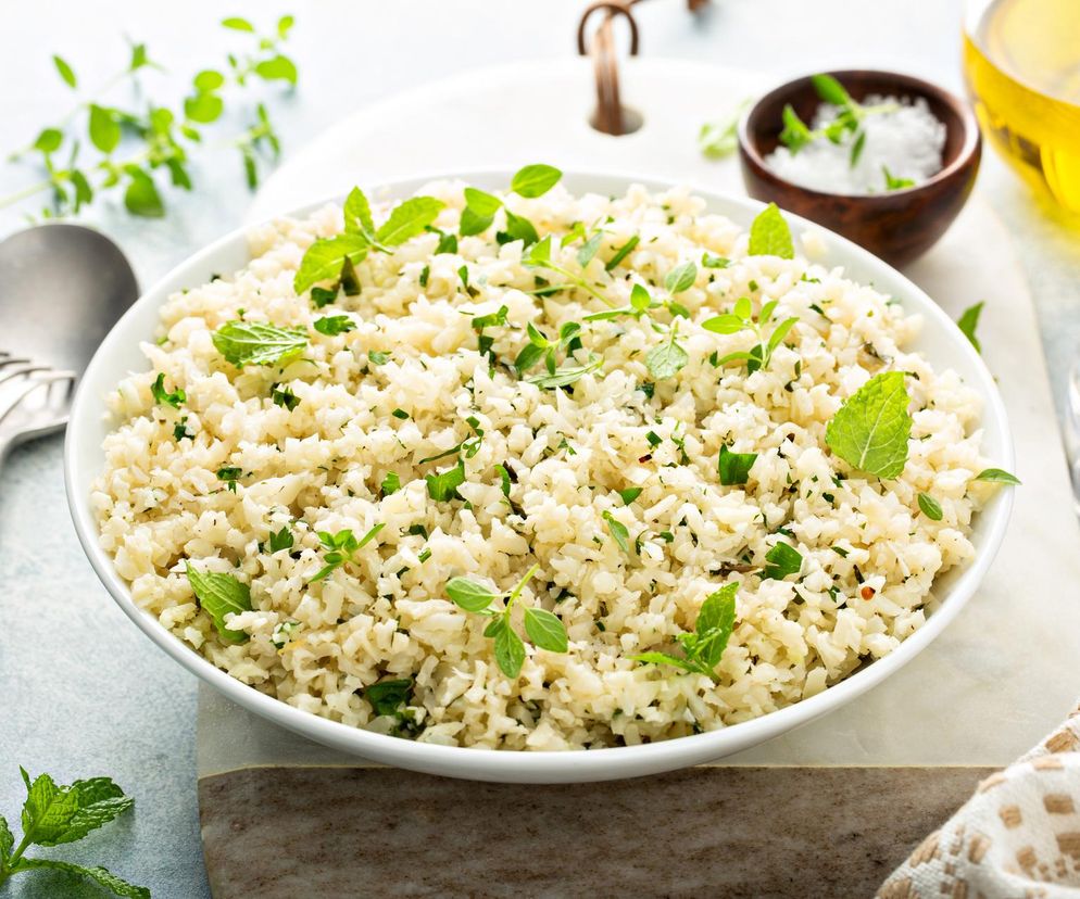 Jednogarnkowy obiad w 15 minut. Jamie Oliver przedstawia: zielony ryż z rybą