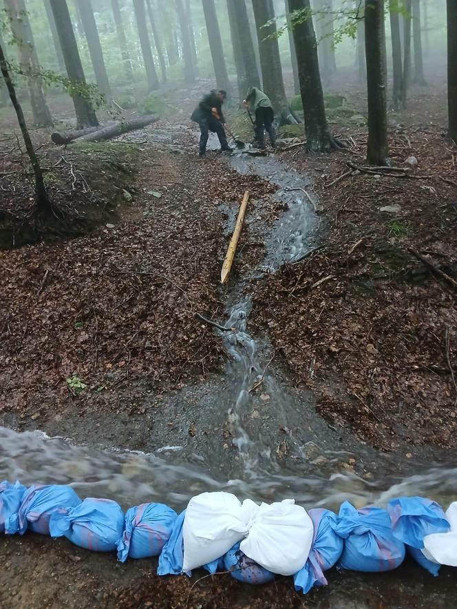 Karkonosze zamknięte! Śnieg i zadymka, niżej lawiny z błota i kamieni