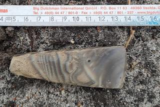 W powiecie biłgorajskim znaleziono zabytkową krzemienną siekierę