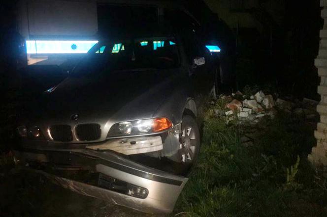 BMW uderzyło w policyjny radiowóz