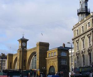 King's Cross Station, Londyn. Centrum dworca wciąż stanowi budynek oddany do użytku w 1852 roku. Projekt przygotowany został przez Lewisa Cubitta. Fot. Colin Smith