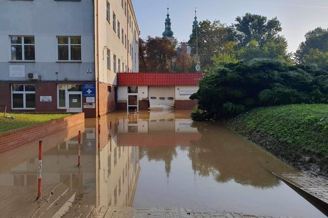 Biała Nyska. 16-letnia Weronika leży pod respiratorem, wokół woda. Dramat! "Nie mamy agregatu"