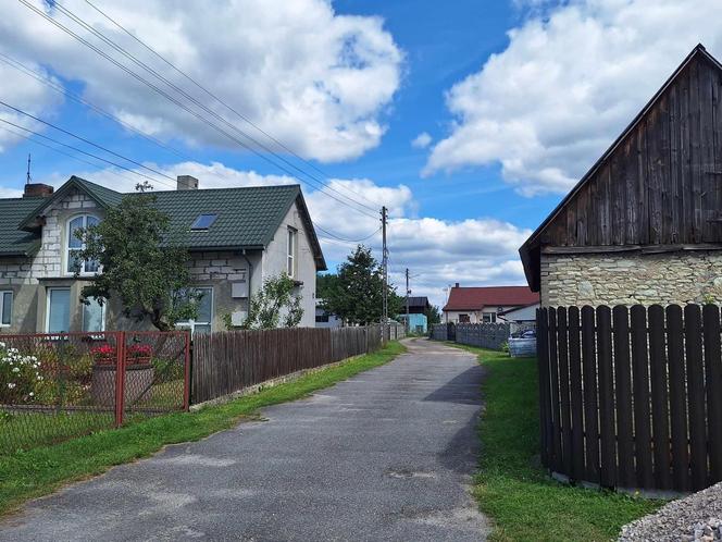 Dom, gdzie ukrywał się Jacek Jaworek, leży 15 metrów od kościoła. "Najciemniej zawsze pod latarnią"