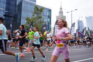 Uczestnicy biegu Nice To Fit You Warszawska Dycha 2025 na trasie