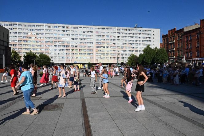 "Rudzko Potańcówka - jako bywało", czyli taneczne rytmy na rynku w Rudzie Śląskiej