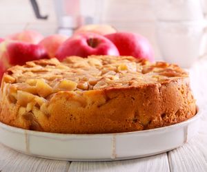 Cudownie puszyste ciasto z jabłkami: idealne na podwieczorek z rodziną