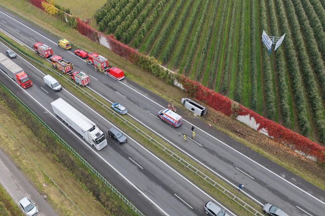 Wypadek busa na S7 pod Grójcem. 11 osób rannych, w akcji śmigłowiec LPR