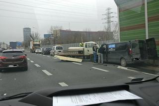 Wypadek na autostradzie A4 w Katowicach. Bus zderzył się z samochodem osobowym. Jedna osoba jest ranna. Są potężne utrudnienia
