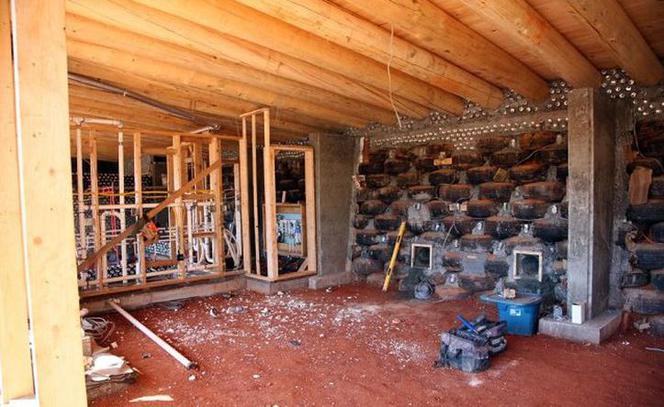 "Living machine" - Earthship samowystarczalny dom ekologiczny z odpadów 