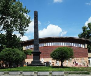 Warszawski obelisk przyciąga wzrok. Niewielu wie, że ma w Polsce bliźniaka