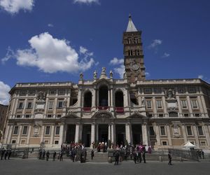 Kondukt żałobny przejechał przez Rzym. Ostatnia droga papieża Franciszka