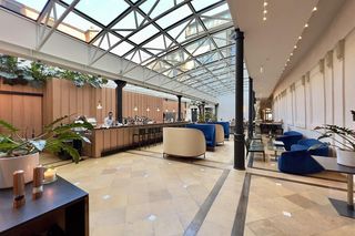 To jedna z najsłynniejszych kamienic w Krakowie. Znajduje się w niej hotel, w którym mieszkał car