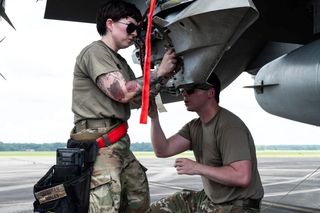 Uzbrajanie F-16C w rakiety APKWS do zwalczania dronów