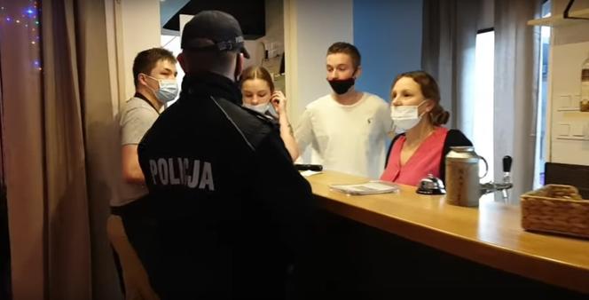 Nalot policji na pizzerię w Skoczowie. Funkcjonariusze przyszli z własnym sprzętem nagrywającym [WIDEO]