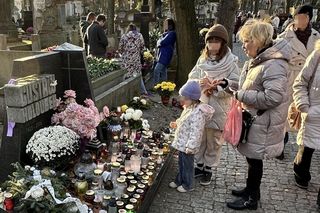 Magdalena Zawadzka na grobie Gustawa Holoubka