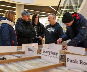 Przyszli do Galerii Katowickiej po unikatowe winyle. Przez dwa dni można było znaleźć muzyczne perełki