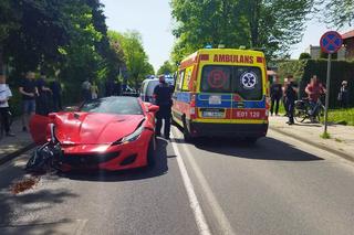 Wypadek ferrari w Piotrkowie Trybunalskim! Superauto rozbite na ul Wyzwolenia [ZDJĘCIA]