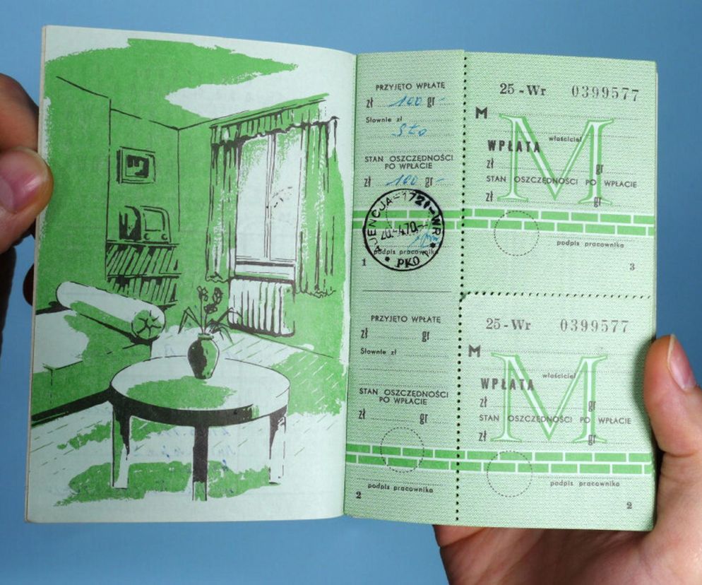 Dłonie trzymają otwartą książeczkę mieszkaniową z czasów PRL. Lewa strona ukazuje rysunek wnętrza pokoju z oknem, meblami i rośliną, natomiast prawa strona to druki do wpłat, opieczętowane stemplem PKO. Na Super Biznes przeczytasz o tym, jak zamienić ją na 21 tys. zł.