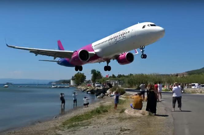 Najniższe lądowanie samolotu WizzAir w Grecji. Przechodnie schylali głowy
