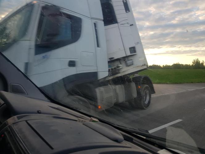 Popiołówka. TIR zablokował pas ruchu na DK 8. W naczepie było 19 ton piwa [ZDJĘCIA]