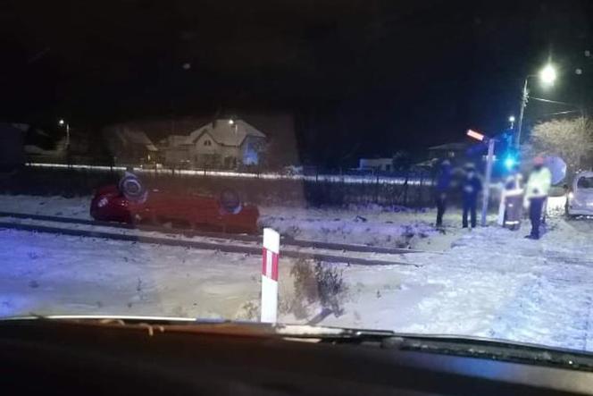 Płońsk. POTĘŻNE zderzenie volkswagena z szynobusem! Auto wylądowało na dachu [ZDJĘCIA]