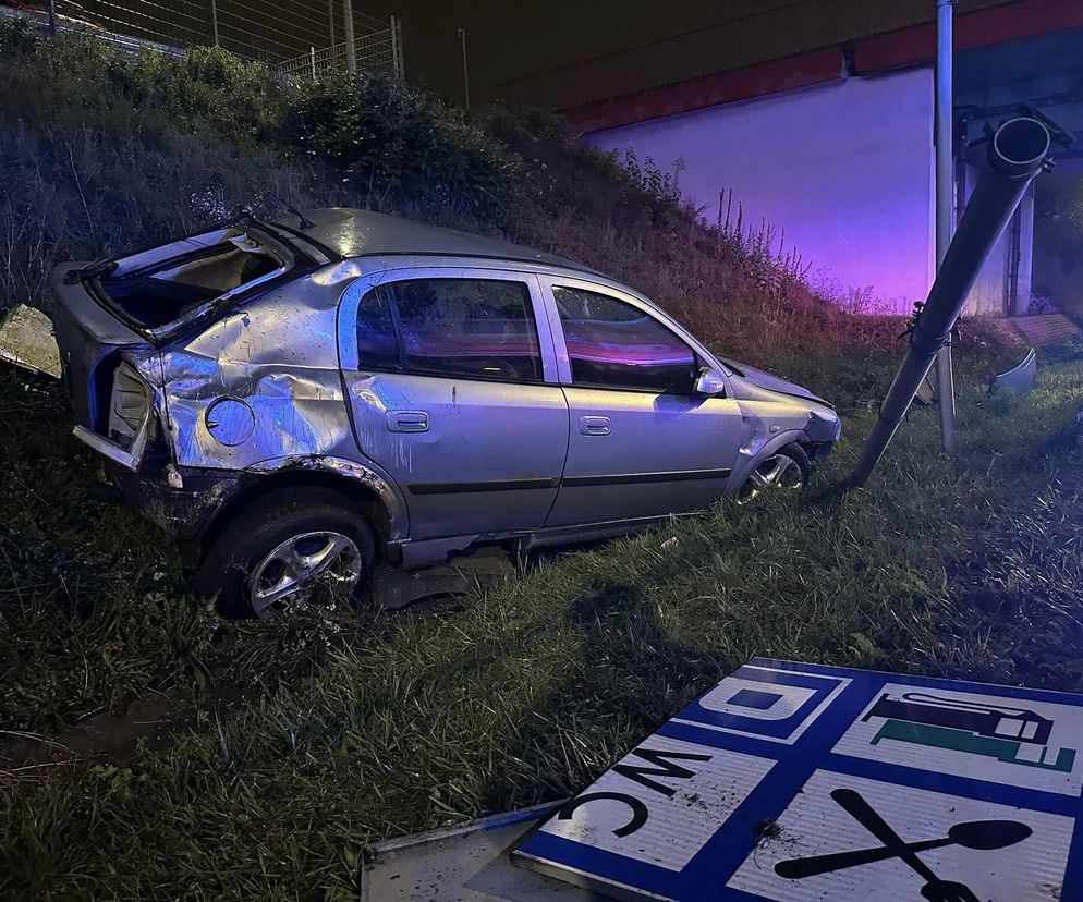 Groźny poranek na DTŚ w Rudzie Śląskiej. Samochód rozbił się na filarze wiaduktu, dwie osoby w szpitalu