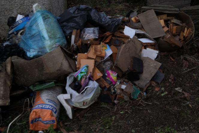 Mieszkaniec Gumieniec palił w piecu śmieciami i płytami paździerzowymi